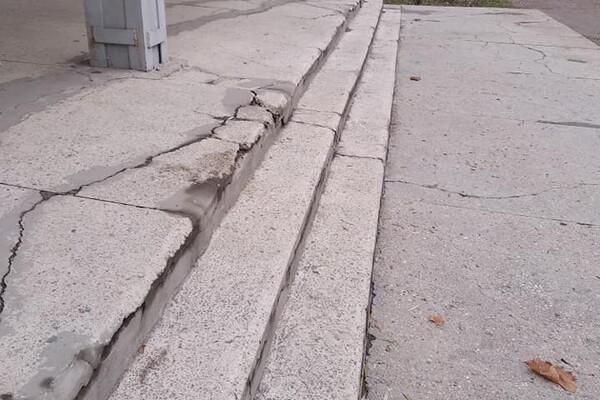 Трещины на стенах и убитая дорога: школа на Тополе находится в плачевном состоянии (фото) фото 6