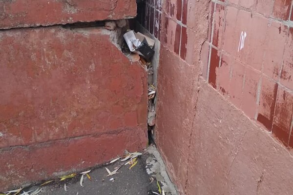 Трещины на стенах и убитая дорога: школа на Тополе находится в плачевном состоянии (фото) фото 7